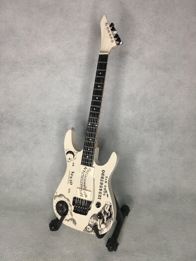 Chitarra in miniatura da collezione mini modellino tavola Ouija - Kirk Hammett - Metallica