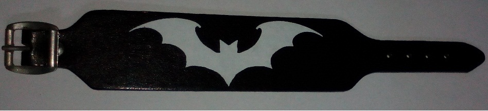 Bracciale in ecopelle nero con logo Bat