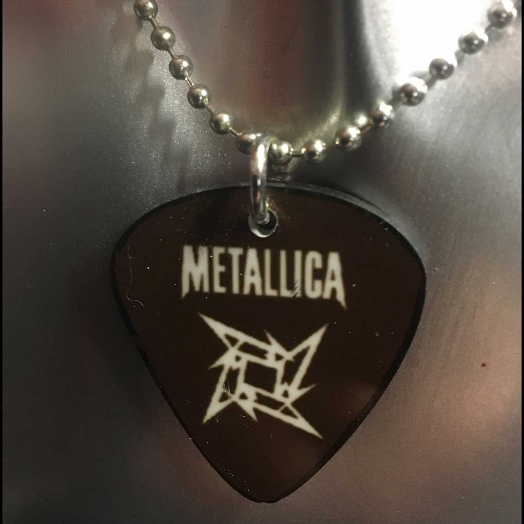 Collana con ciondolo a forma di plettro Metallica simbolo