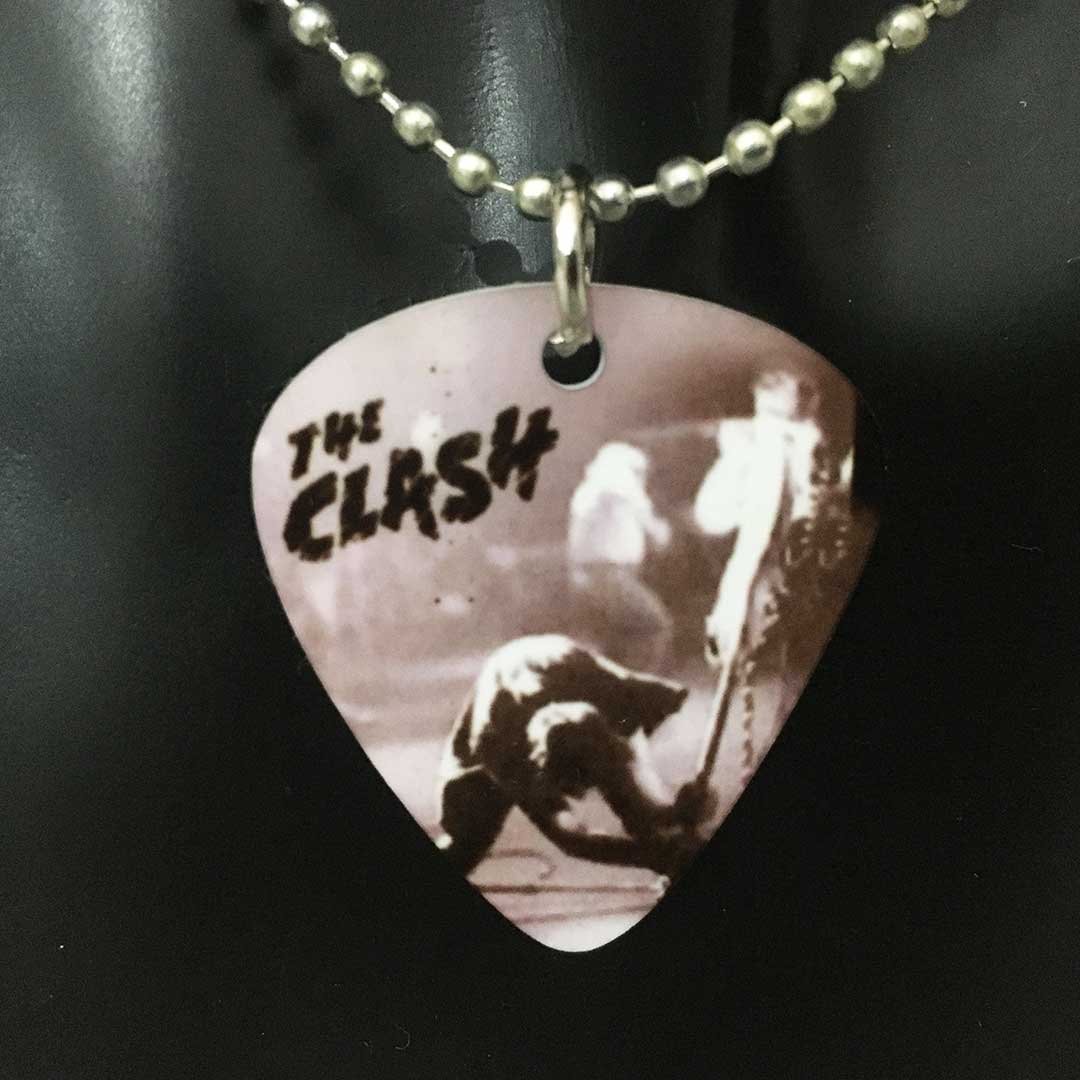 Collana con ciondolo a forma di plettro The Clash