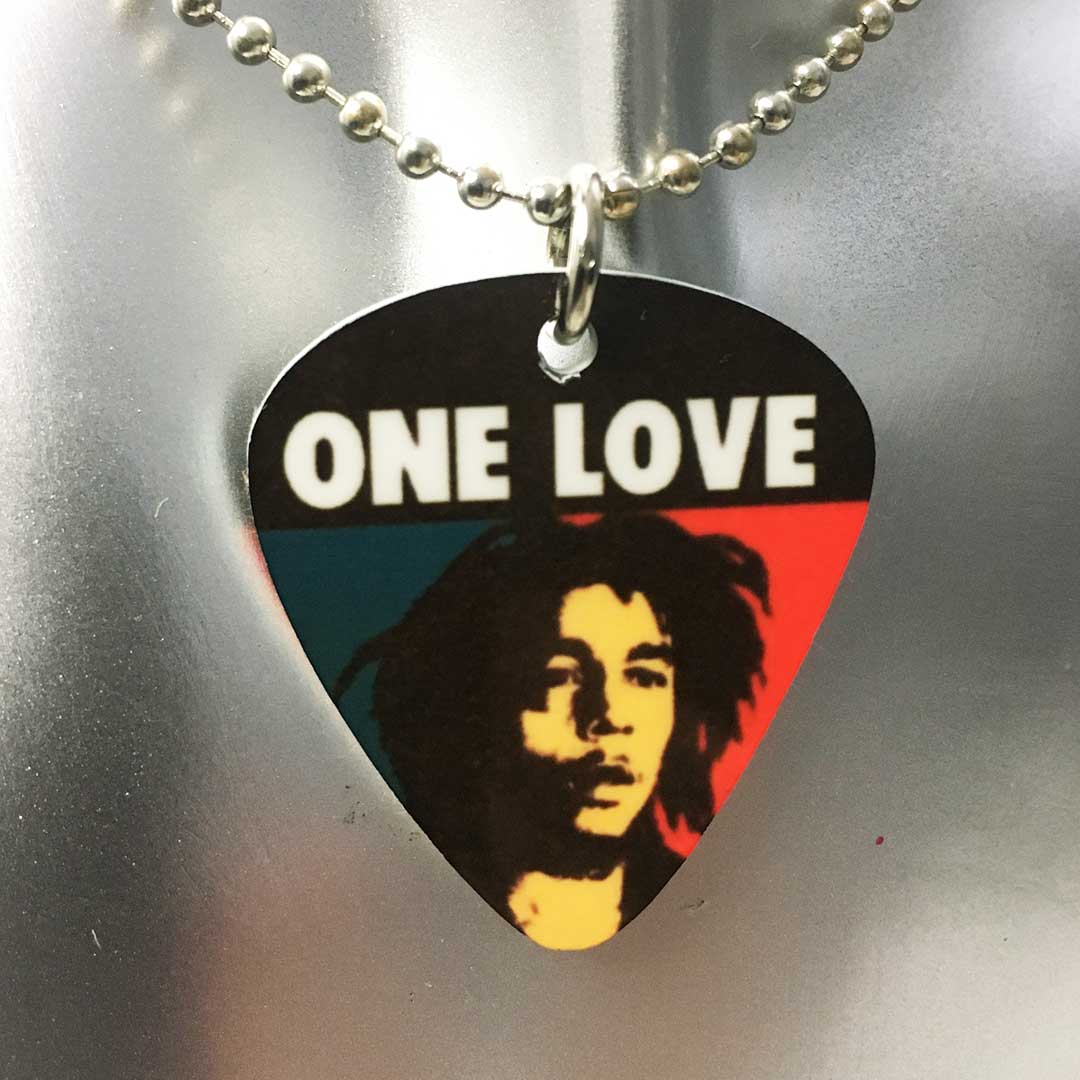 Collana con ciondolo a forma di plettro Bob Marley – One Love