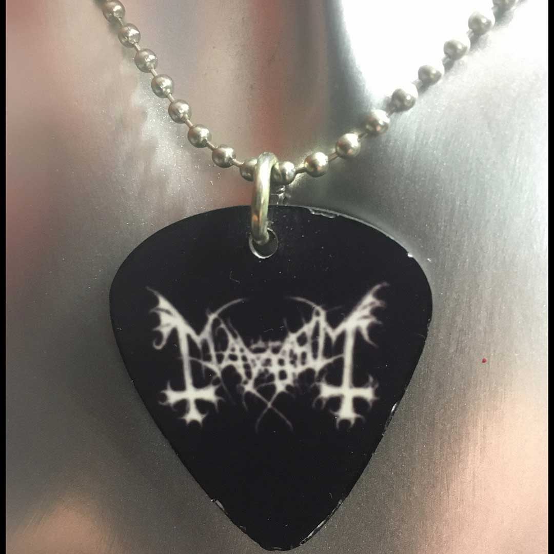 Collana con ciondolo a forma di plettro Mayhem