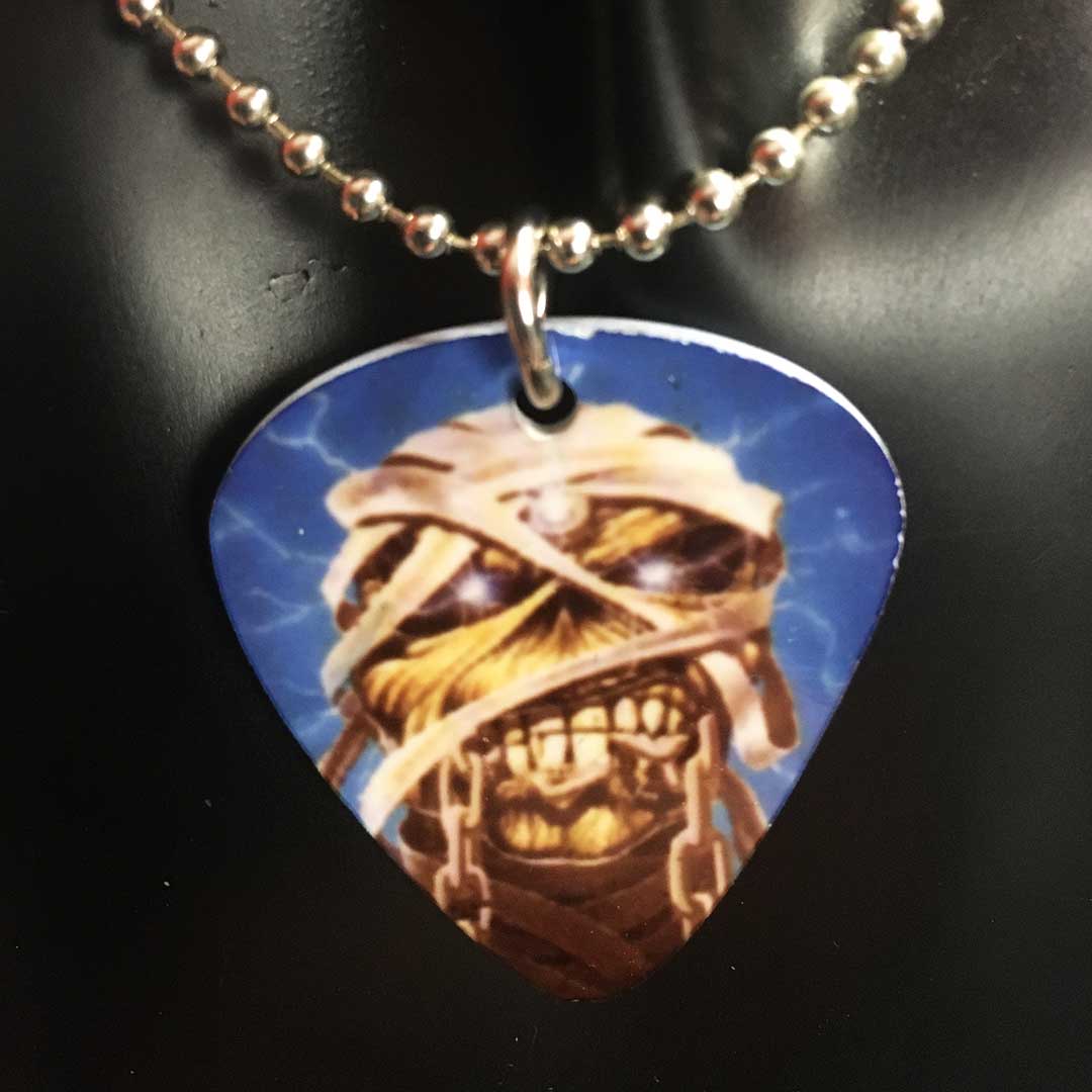Collana con ciondolo a forma di plettro Iron Maiden – Eddie