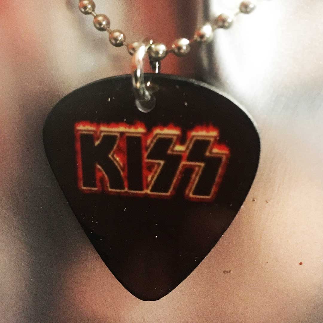Collana con ciondolo a forma di plettro Kiss - scritta fuoco