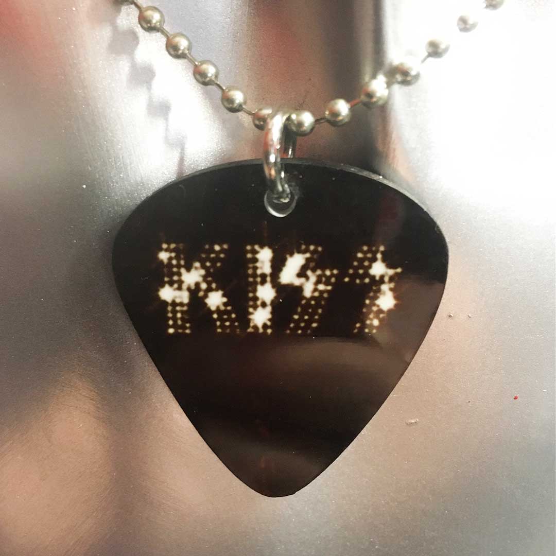 Collana con ciondolo a forma di plettro Kiss - scritta luminosa