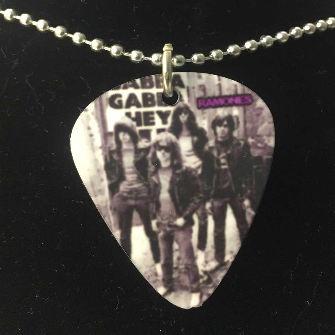 Collana con ciondolo a forma di plettro Ramones gruppo