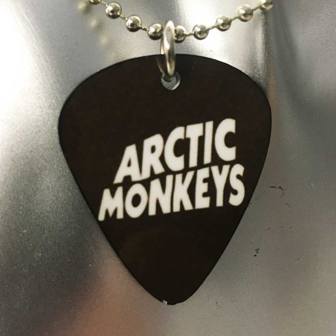 Collana con ciondolo a forma di plettro band Artic Monkeys - logo