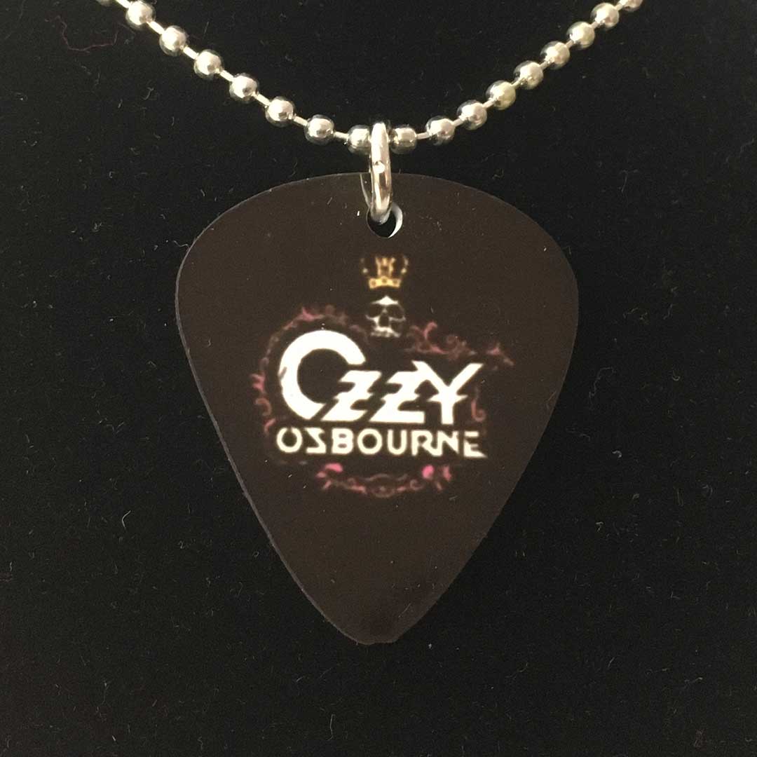 Collana con ciondolo a forma di plettro Ozzy Osbourne simbolo logo