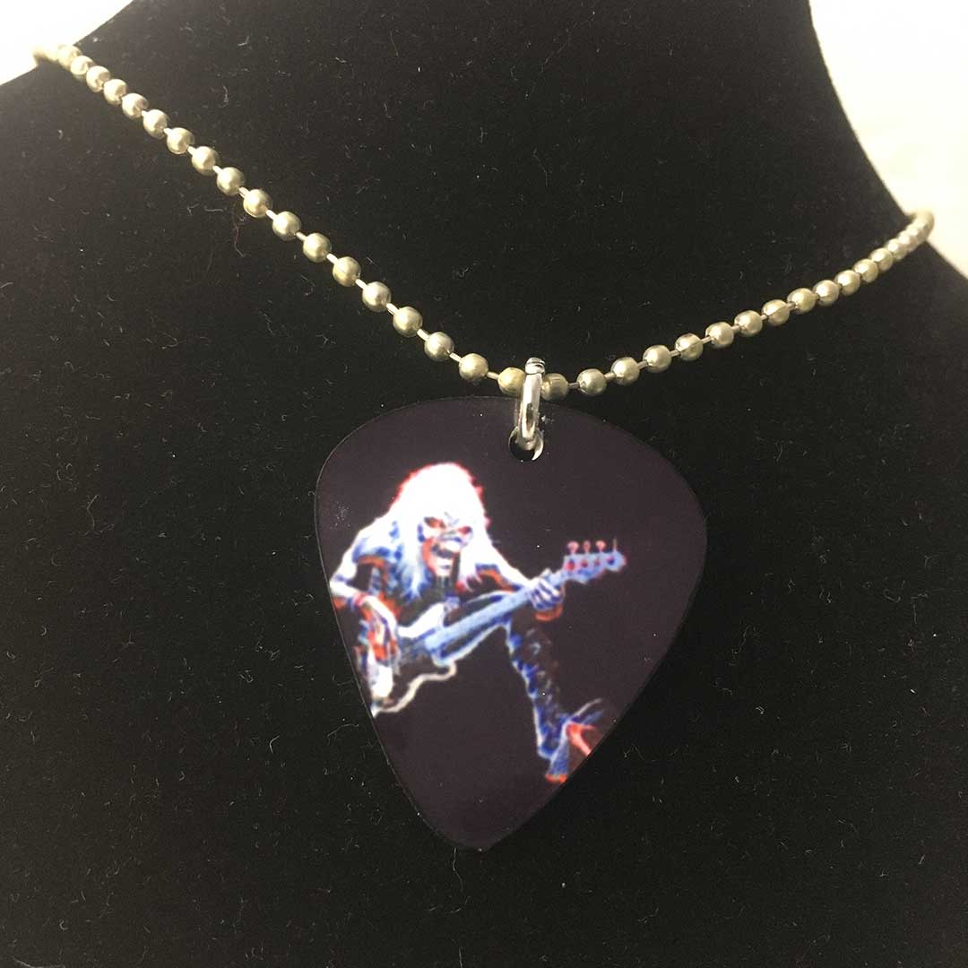 Collana con ciondolo a forma di plettro Iron Maiden – Eddie chitarra