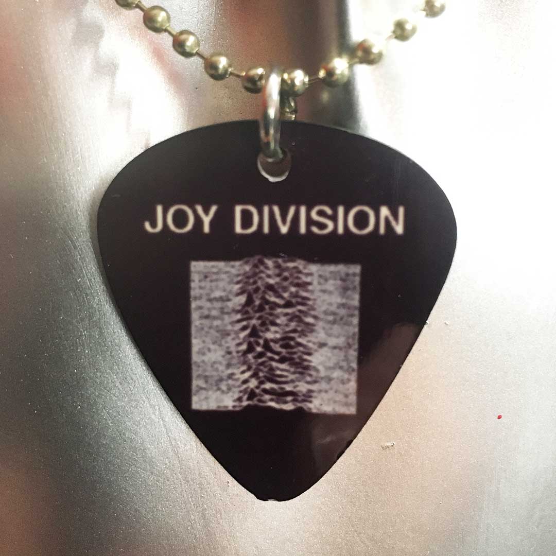 Collana con ciondolo a forma di plettro Joy Division