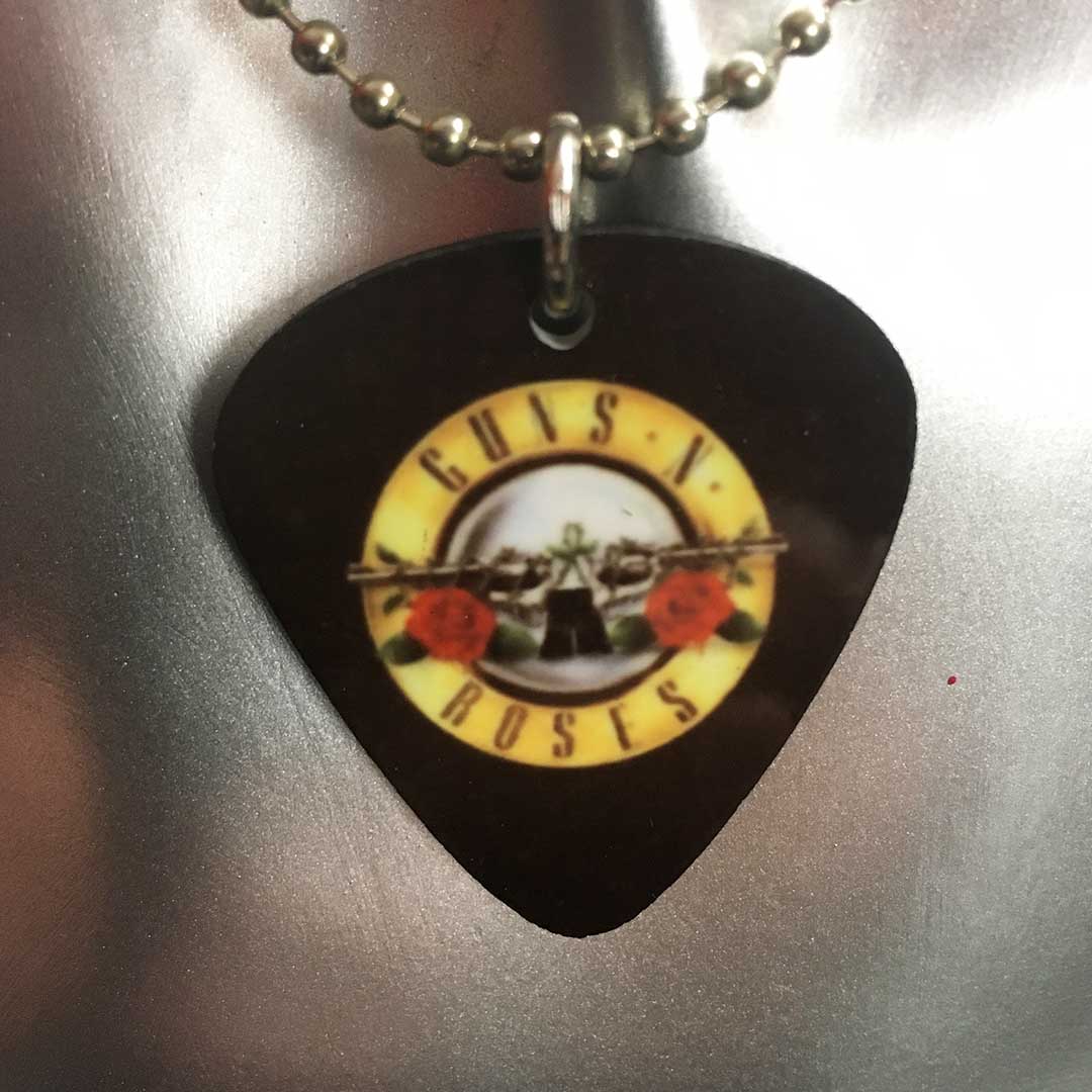 Collana con ciondolo a forma di plettro band musica rock Guns‘n‘Roses - logo